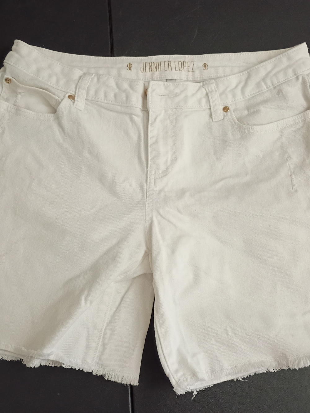 Jennifer Lopez White Cut-Off Raw Hem Denim Shorts (Size 6)
